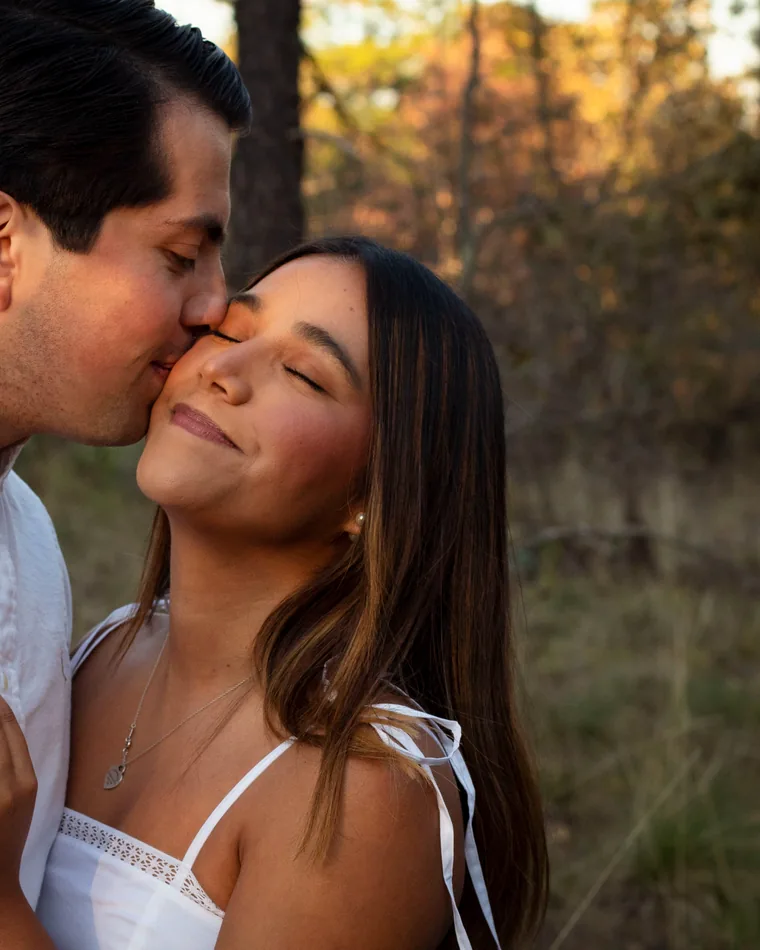 José Luis le da un beso en la mejilla a Valeria